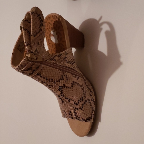 Snake Skin Open Toe Sandles - Picture 2 of 5